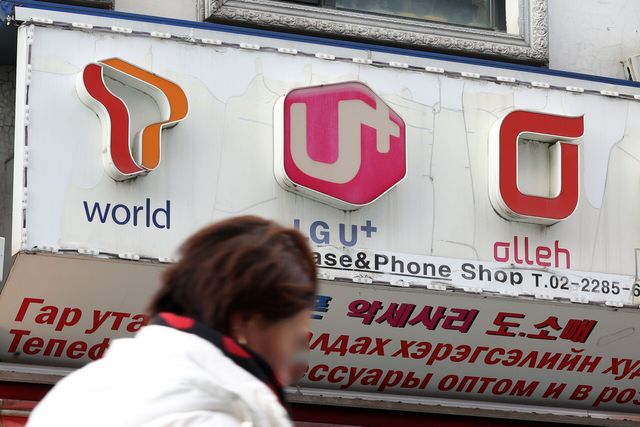 서울 소재 휴대전화 매장에 붙어있는 이동통신 3사 로고 [사진제공=뉴시스]