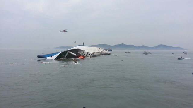 2014년 4월 세월호에서 해경들이 구조활동을 펼치고 있다.&nbsp;[사진제공=뉴시스]