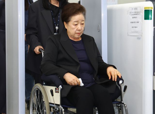 지난달 22일 청탁금지법과 정치자금법 위반 등 혐의를 받는 한학자 통일교 총재가 서울 서초구 서울중앙지방법원에서 진행된 영장실질심사(구속 전 피의자 심문)을 받은 뒤 법정 밖으로 향하고 있다. [사진제공=뉴시스]