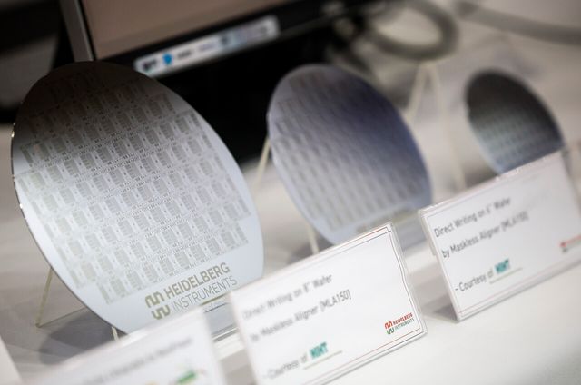 서울 강남구 코엑스에서 열린 세미콘 코리아 2025에 반도체 웨이퍼가 전시돼 있다. [사진=뉴시스]