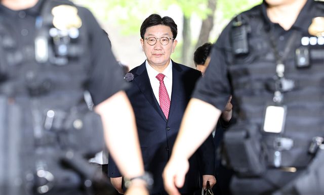 지난달 16일 전직 통일교 간부로부터 불법 정치자금을 수수한 혐의를 받는 국민의힘 권성동 의원이 서울 서초구 서울중앙지법으로 구속 전 피의자 심문(영장실질심사)을 받기 위해 걸음을 옮기고 있다. [사진제공=뉴시스]