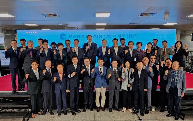 지난달 30일 양양공항에서 진행된 파라타항공 양양-제주 취항 기념 행사에서 파라타항공 윤철민 대표이사(앞줄 왼쪽에서 5번째)와 서상원 운항본부장(앞줄 왼쪽에서 4번째), 김진태 강원도지사(앞줄 왼쪽에서 6번째) 등 참석자들이 기념 촬영을 하고 있다.&nbsp; [사진=파라타항공]