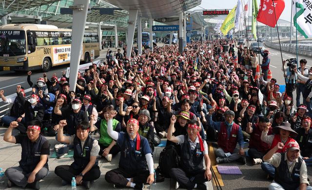 민주노총 공공운수노조 인천공항지역지부 노조원들이 1일 인천공항 제1여객터미널에서 열린 전면파업 1일차 결의대회에서 참석자들이 구호를 외치고 있다. [사진제공=뉴시스]