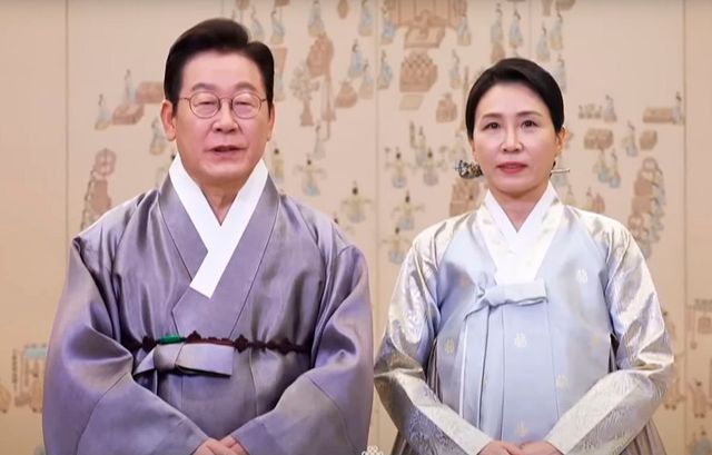 이재명 대통령과 김혜경 여사가 지난 4일 영상 메시지를 통해 추석 명절 인사를 전하고 있다. [사진제공=KTV 캡처/뉴시스]