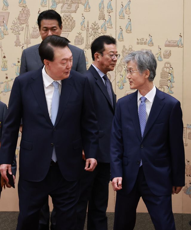 지난 2024년 8월 13일 윤석열 대통령이 울 용산 대통령실 청사에서 퇴임 대법관 훈장 수여식 기념촬영을 마친 뒤 조희대 대법원장과 대화를 나누고 있다. [사진제공=대통령실통신사진기자단]