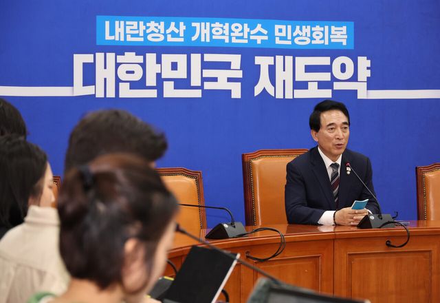 더불어민주당 박수현 수석대변인이 전날 오전 서울 여의도 국회에서 현안관련 기자간담회를 하고 있다. [사진제공=뉴시스]