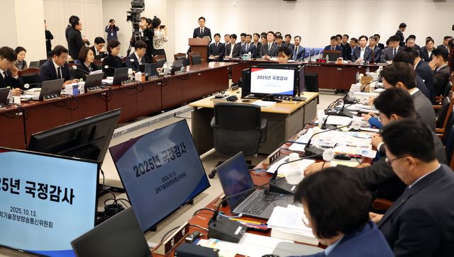 13일 세종시 정부세종청사에서 개최된 국회 과학기술정보방송통신위원회의 과학기술정보통신부에 대한 국정감사에서 배경훈 부총리 겸 과학기술정보통신부 장관이 참석해 업무보고를 하고 있다. [사진제공=뉴시스]