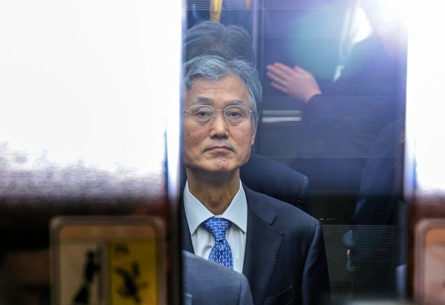 조희대 대법원장이 13일 오전 서울 여의도 국회에서 열린 법제사법위원회 국정감사에 출석하기 위해 엘리베이터에 탑승하고 있다. [사진제공=뉴시스]