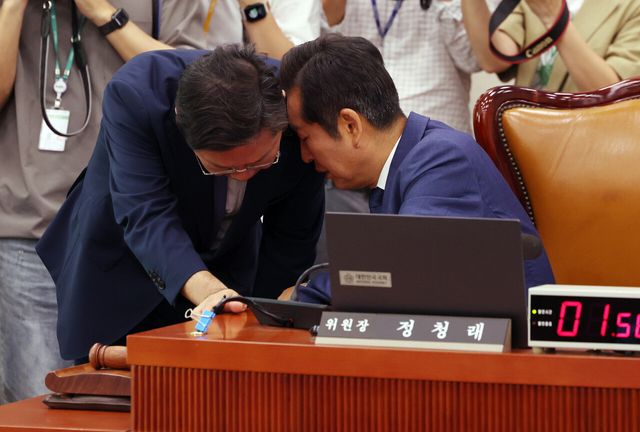 정청래 국회 법사위원장과 김승원 더불어민주당 법사위 간사가 지난 6월 12일 오후 서울 여의도 국회에서 열린 법제사법위원회 첫 전체회의에서 대화를 하고 있다. [사진제공=뉴시스]