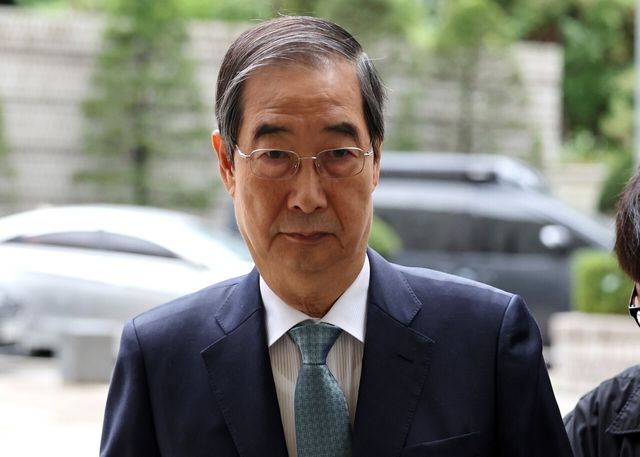 한덕수 전 국무총리가 13일 서울 서초구 서울중앙지방법원에서 진행된 내란 우두머리 방조, 위증, 허위공문서 작성 및 행사 등 혐의 사건 2차 공판에 출석하기 위해 법원으로 향하고 있다. [사진제공=뉴시스]