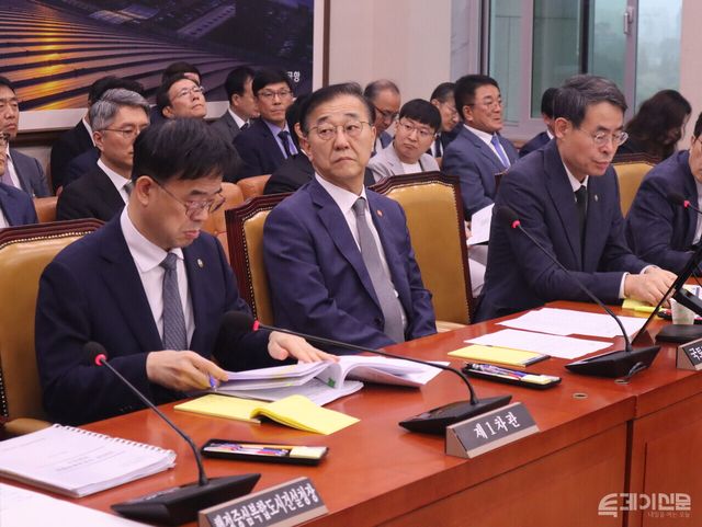 국토교통부 김윤덕 장관이 13일 오전 서울 여의도 국회에서 열린 국토교통위원회 국정감사에서 발언하고 있다.&nbsp;ⓒ 투데이신문