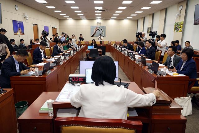 최민희 국회 과방위원장이 지난달 서울 여의도 국회에서 열린 과학기술정보방송통신위원회 전체회의에서 대규모 해킹 사고 관련 청문회 증인 출석 요구안을 의결하고 있다. [사진=뉴시스]