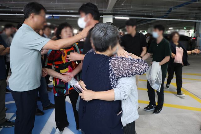 지난달 12일 인천국제공항 제2터미널 장기주차장에서 미국 조지아주(州) 현대차그룹-LG에너지솔루션 배터리 합작 공장 건설 현장에서 체포된 뒤 구금된 300여 명의 한국인 직원들이 한국으로 귀국하면서 가족들과 만나고 있다. [사진제공=뉴시스]