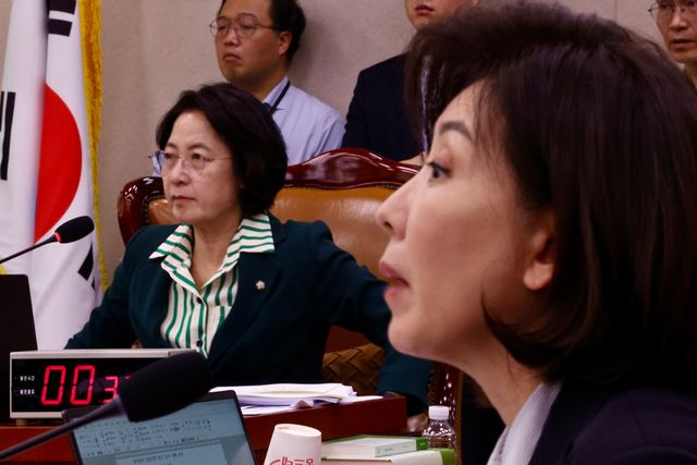 &nbsp;14일 오전 서울 여의도 국회 법제사법위원회에서 열린 법무부 등에 대한 국정감사에 참석한 추미애 위원장과 나경원 국민의힘 의원. [사진제공=뉴시스]&nbsp;<br>