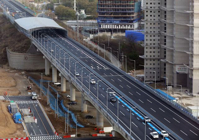 경기 과천시 제2경인고속도로 북의왕IC 인근 갈현고가교 구간. [사진=뉴시스]