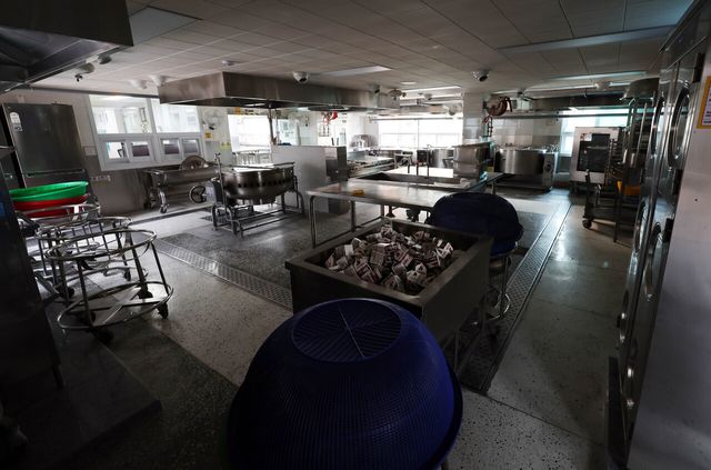 부산 소재 한 초등학교 급식조리실의 조명이 꺼져있다. [사진제공=뉴시스] <br>