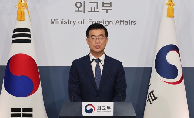 외교부 이재웅 대변인이 14일 서울 종로구 정부서울청사 별관에서 현안 관련 정례브리핑에서 캄보디아 한인 사망 사건 등에 대한 기자들의 질문에 답변하고 있다. [사진제공=뉴시스]