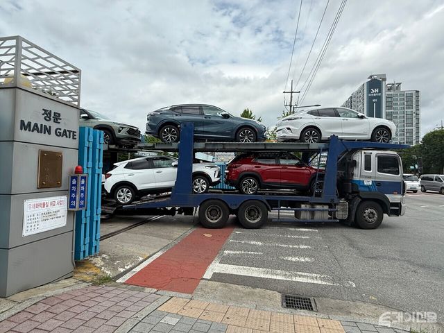 한국GM 부평공장 정문에서 차량을 실은 트레일러 트럭이 나오고 있다. ⓒ투데이신문