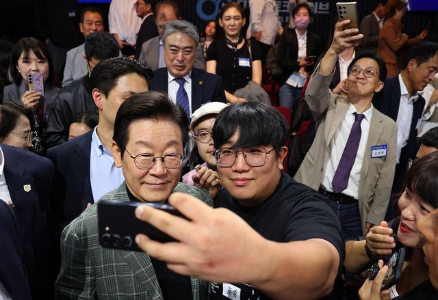 이재명 대통령이 14일 서울 동대문구 콘텐츠문화광장에서 열린 디지털토크라이브 '국민의 목소리, 정책이 되다'에서 참석자들과 함께 기념촬영을 하고 있다. [사진제공=대통령실통신사진기자단]