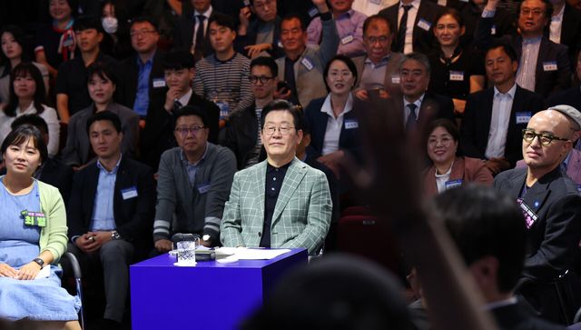 이재명 대통령이 14일 서울 동대문구 콘텐츠문화광장에서 열린 디지털토크라이브 '국민의 목소리, 정책이 되다'에서 발언을 요청하는 참석자들을 바라보고 있다. [사진제공=대통령실통신사진기자단]<br>