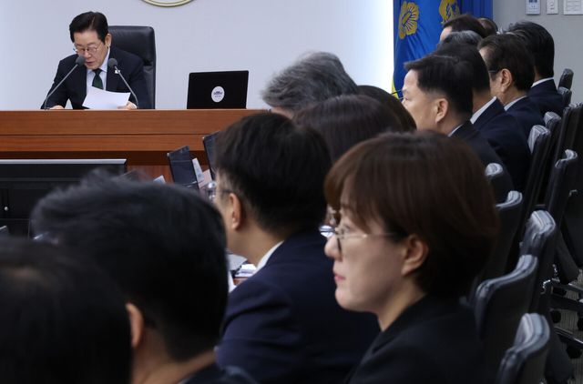 이재명 대통령이 지난 13일 서울 용산 대통령실 청사에서 진행된 수석보좌관회의에서 발언하고 있다. 오른쪽은 대통령실 김현지 제1부속실장의 모습. [사진제공=뉴시스]