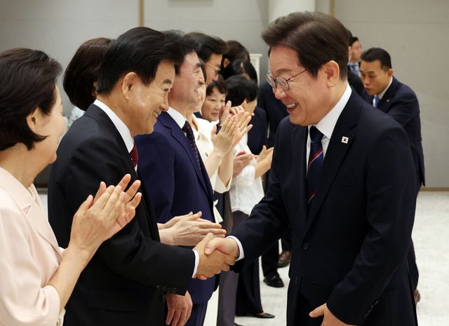 이재명 대통령이 지난 7월 28일 서울 용산 대통령실 청사에서 열린 신임 국무위원 및 국세청장 임명장 수여식에서 정동영 통일부 장관 등 참석자들과 인사하고 있다. [사진제공=대통령실통신사진기자단]