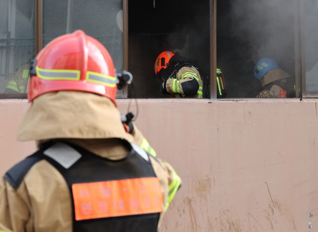 소방재난본부 소방관들이 지난 1일 오후 노원구 상계 마들아파트 재건축 현장에서 실시된 2025 아파트 실물화재 재현실험 진화 작업을 진행하고 있다. [사진제공=뉴시스]