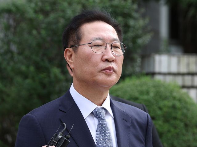 윤석열 전 대통령의 12·3 비상계엄 선포에 동조·가담한 혐의를 받는 박성재 전 법무부 장관이 지난 14일 서울 서초구 서울중앙지방법원에서 진행된 구속 전 피의자 심문(영장실질심사)를 마친 뒤 법정을 빠져나가고 있다. [사진제공=뉴시스]<br>