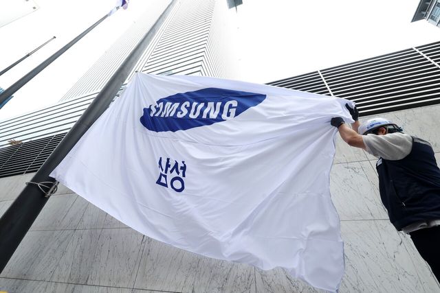 지난 14일 서울 삼성전자 서초사옥에서 관계자들이 새 깃발을 달고 있다. [사진=뉴시스]