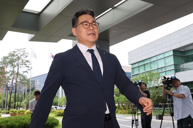 백해룡 전 영등포경찰서 형사과장(경정)이 임은정 동부지검장과 비공개 면담을 위해 지난 7월 17일 서울 송파구 서울동부지방검찰청으로 들어서고 있다. [사진제공=뉴시스]