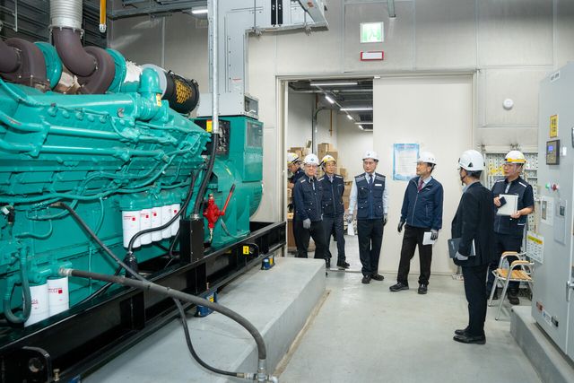 지난 15일 한국전기안전공사 남화영(오른쪽 3번째) 사장과 관계자들이 APEC 정상회의를 앞두고 전기설비 현장 점검을 진행하고 있다. [사진=한국전기안전공사]