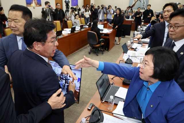 더불어민주당 김현 의원과 국민의힘 이상휘 의원이 지난 14일 서울 여의도 국회에서 진행된 과학기술정보방송통신위원회 국정감사에서 언쟁을 하고 있다. [사진제공=뉴시스]