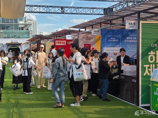 15일 오후 서울 성수동 SSG닷컴 오프라인 페스타 ‘미지엄’ 방문객들이 4층에 마련된 부스를 둘러보고 있다.&nbsp;