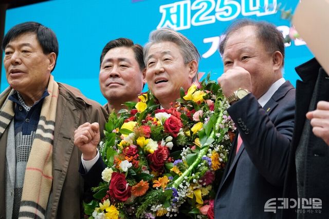 지난해 1월 25일 농협중앙회 회장 선거에서 당선된 강호동 회장의 모습. ⓒ투데이신문