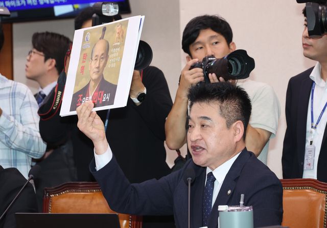 무소속 최혁진 의원이 지난 13일 서울 여의도 국회에서 이뤄진 법제사법위원회의 대법원 등 국정감사에서 사진을 든 채 말하고 있다. [사진제공=뉴시스]<br>
