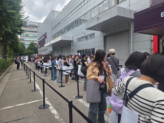 15일 오후 서울 성수동 에스팩토리 D동에서 열린 SSG닷컴 오프라인 페스타 ‘미지엄’&nbsp; 입장 대기줄이 길게 늘어서 있다.&nbsp;<br>