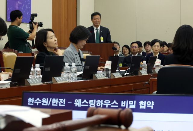 한국수력원자력 전대욱 사장 직무대행이 16일 서울 여의도 국회에서 열린 과학기술정보방송통신위원회의 원자력안전위원회 등 국정감사에 증인으로 출석해 더불어민주당 노종면 의원 질의에 답하고 있다. [사진=뉴시스]