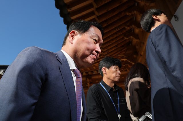 SK그룹 최태원 회장이 15일 서울 여의도 국회 사랑재에서 열린 사회적 대화 공동선언식에 참석하고 있다. [사진=뉴시스]