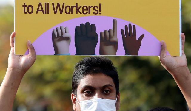 이주노동자의 평등한 권리실현을 위한 연대가 2021년 7일 오후 서울 종로구 전태일다리에서 '전태일 열사 51주기, 이주노동자 기자회견'을 열고 이주노동자의 노동권 보장 등을 촉구하고 있다. [사진제공=뉴시스]