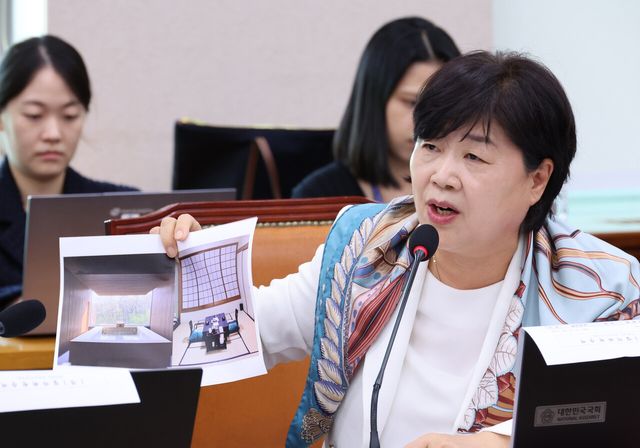 서영교 더불어민주당 의원이 지난 16일 서울 여의도 국회에서 열린 법제사법위원회의 감사원에 대한 국정감사에서 발언을 하고 있는 모습. [사진제공=뉴시스]<br>