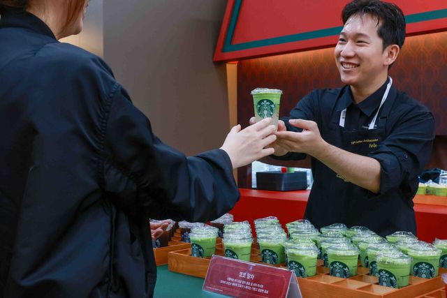 서울시 성동구 성수동 에스팩토리&nbsp;D동&nbsp;美지엄 행사장 스타벅스 부스에서 스타벅스 파트너가 고객에게 30일 출시 예정인 크리스마스 프로모션 음료 '코코 말차'를 제공하고 있다. [사진=스타벅스 코리아]