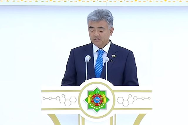 대우건설 정원주 회장이 지난 15일 투르크메니스탄 미네랄 플랜트 기공식에서 축사를 하고 있다. [사진=대우건설]