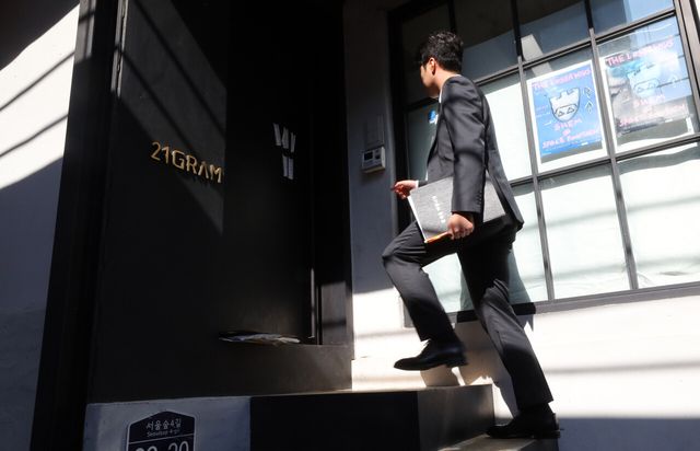 국회 행정관들이 지난해 10월 7일 오후 서울 성동구 21그램 사무실을 찾아 대통령실 관저 공사 참여업체 21그램 김태영 대표에 대한 동행명령장을 집행하고 있는 모습. [사진제공=뉴시스]<br>