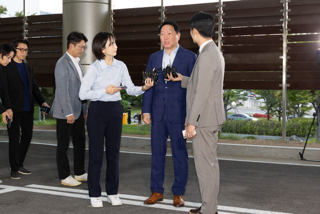 SK그룹 최태원 회장이 16일 오후 서울 강서구 김포비즈니스항공센터를 통해 미국으로 출국하며 취재진의 질문에 답변하고 있다. [사진=뉴시스]