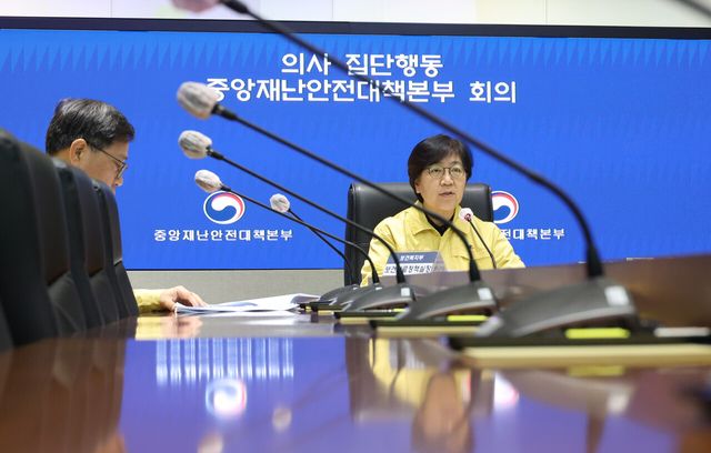 정은경 중앙재난안전대책본부 제1차장(보건복지부 장관)이 10월 17일 오전 서울 종로구 정부서울청사 중앙재난안전상황실 서울상황센터에서 열린 의사 집단행동 중앙재난안전대책본부(중대본) 회의에 참석해 발언하고 있다. [사진제공=뉴시스]