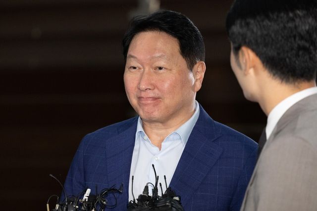 SK그룹 최태원 회장이 지난 16일 오후 서울 강서구 김포비즈니스항공센터를 통해 미국으로 출국하며 취재진의 질문을 듣고 있다. [사진=뉴시스]