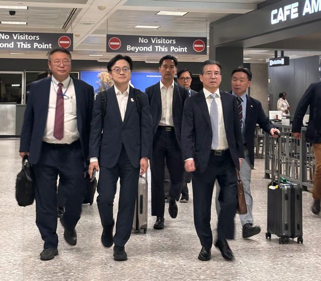 대통령실 김용범 정책실장과 산업통상자원부 김정관&nbsp; 장관이 16일(현지 시간) 도널드 트럼프 미국 행정부와의 관세협상을 위해 워싱턴DC 인근 덜레스국제공항으로 입국하고 있다. [사진=뉴시스]