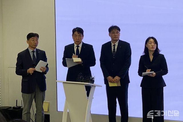 17일 오전 서울 종로구 KT 광화문 웨스트 사옥에서 진행된 소액결제 피해 관련 브리핑에서 KT 관계자들이 취재진의 질문을 받고 있다. 왼쪽부터 KT 서창석 네트워크부문장, 김영걸 서비스프로덕트본부장, 구재형 네트워크기술본부장, 이세정 디시전인텔리전스랩장 ⓒ투데이신문
