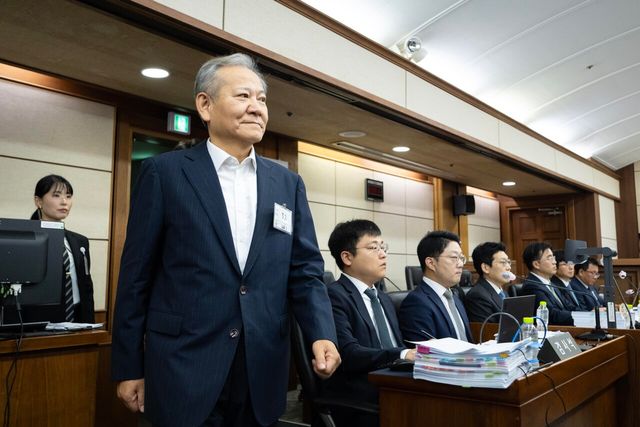 이상민 전 행정안전부 장관이 17일 서울 서초구 서울중앙지법에서 열린 내란 중요임무 종사 등 혐의 첫 공판기일에 출석하고 있다. [사진제공=뉴시스]