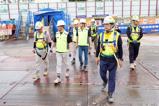 지난 8월 현대엔지니어링 주우정 대표이사(왼쪽 두 번째)와 임직원들이 현장 안전관리에 나서고 있다. [사진=현대엔지니어링]